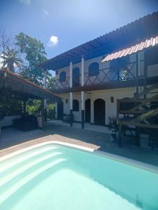 una piscina davanti a una casa di Pousada Paraíso do Mundo a Morro de São Paulo