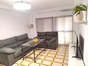 un soggiorno con un divano e un tavolo di La posada cordobesa II a Cordoba