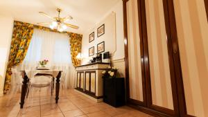 レッコにあるnew cozy apartment - city centreのダイニングルーム(テーブル、天井ファン付) +22枚の写真