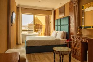 Cama ou camas em um quarto em Jimmy Pyramids Hotel