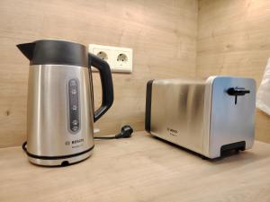 a coffee maker and a toaster on a counter at Rhein Ferienwohnung 3-Zimmer Garten Free Parking Netflix Premium Disney Premium in Koblenz
