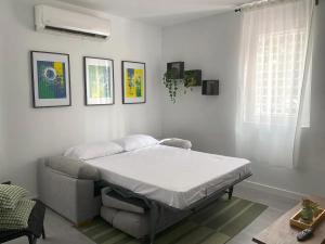 En eller flere senge i et værelse på Comodo apartamento familiar en Madrid VT-14903