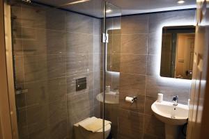 Ένα μπάνιο στο Luxury Self-Catering Apartment