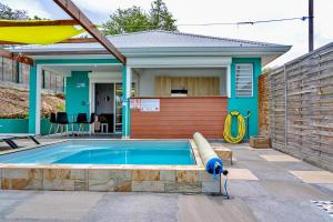 Bazén v ubytování Villa Lanati cosy, piscine privative & vue mer nebo v jeho okolí
