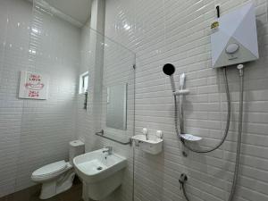 Bilik mandi di Kiri Maison in Ranong +7 gambar