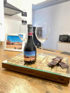 eine Flasche Wein und zwei Gläser auf einem Tisch in der Unterkunft Apartamento Marcajada in Riaza