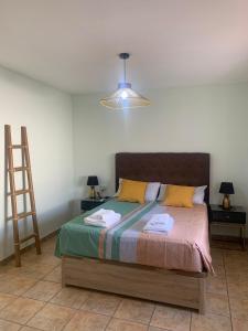 1 dormitorio con 1 cama con 2 lámparas y una escalera en Aloha Villa con piscina, en Triquivijate