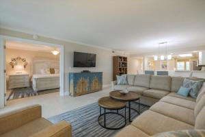 TV a/nebo společenská místnost v ubytování Compass Point 181