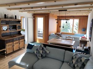 a living room with a couch and a table at Ferienwohnung Kleiner Moor in Bivio