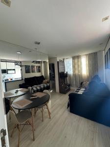 a living room with a couch and a table at Apto Lindo/Aconchegante perto da UEL/bares/ centro in Londrina