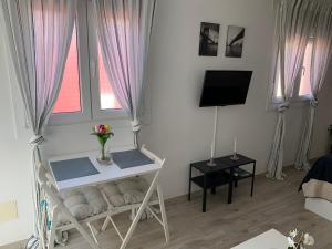 Televízia a/alebo spoločenská miestnosť v ubytovaní Mar&Mar, apartamento con solárium y piscina