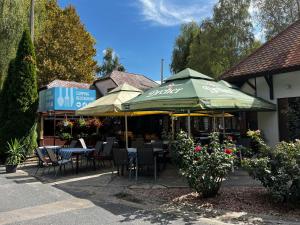 Reštaurácia alebo iné gastronomické zariadenie v ubytovaní Thermal Camping Zalakaros
