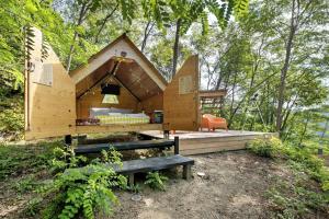 卡罗达诺英弗雷Starsbox Cinque Terre - Finlandia的树屋里有一张床和一条长凳