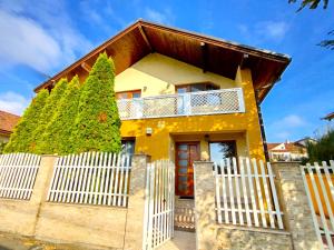 德瓦Boutique Casa Galbena的白色围栏的黄色房子