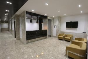 une salle d'attente avec des chaises et une télévision à écran plat dans l'établissement Varju Villa, à Udaipur