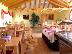 Restaurace v ubytování Mosel Ferienresidenz ZickZack + 11 fotografií