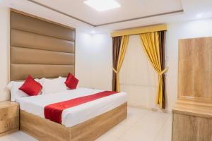 a bedroom with a bed and a television at Dyar Sultana - 10 Mins Drive to Al Masjed Al Nabwi in Sulţānah
