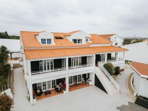 una vista aérea de una casa blanca con techo naranja en Boutique Hotel - O House Ericeira Hills, en Ericeira