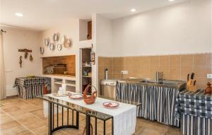 Kuchnia lub aneks kuchenny w obiekcie Beautiful Home In Manacor