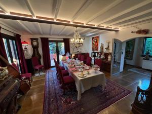 una sala da pranzo con un tavolo e sedie rosse di Chambre d'hôtes & SPA Mas Dels Esquirols a Saint-André