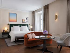 una camera d'albergo con letto, divano e tavolo di Rosewood Vienna a Vienna