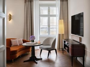 un soggiorno con un divano e un tavolo di Rosewood Vienna a Vienna