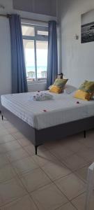Uma cama ou camas num quarto em La Plage Residence