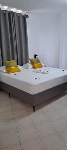 Uma cama ou camas num quarto em La Plage Residence