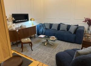 パリにあるAppartement parisien chic & cosy MBKAの青いソファとテーブルのあるリビングルーム