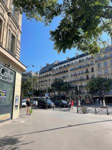 パリにあるAppartement parisien chic & cosy MBKAの市道を歩く人々