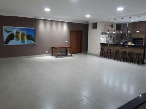 a empty room with a table and a bar at Área de lazer Cantinho do Fofo in São Carlos