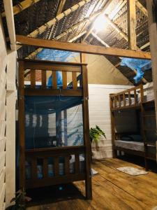 Cette chambre comprend 2 lits superposés et un aquarium. dans l'établissement Linu Homestay, à Hiriketiya