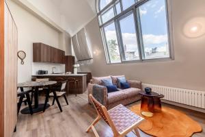 una sala de estar con un sofá y una mesa en Sweett - Villiers, en París