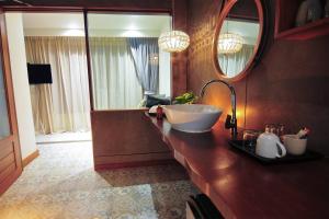 TV a/nebo společenská místnost v ubytování Palm Resort Krabi + 37 fotografií