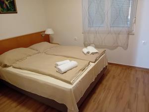 Letto o letti in una camera di Liget Üdülőpark Fonyód