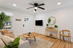 チャールストンにあるSouthern Charm with Hot Tub 10 min from Downtown!のソファと天井ファンのあるリビングルーム