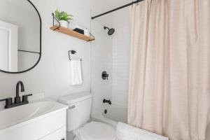 チャールストンにあるSouthern Charm with Hot Tub 10 min from Downtown!の白いバスルーム(シャワーカーテン、トイレ付) +19枚の写真