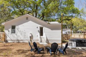 チャールストンにあるSouthern Charm with Hot Tub 10 min from Downtown!の椅子とテーブルが置かれた家