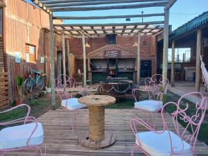 patio con sedie, tavolo e grill di Casa de Campo, con Pileta y Asador Criollo!! - "La Ranchada" a Gualeguaychú