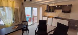 a kitchen with a table and chairs and a window at Casa Tabaiba in Parque Holandes