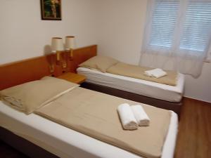 Letto o letti in una camera di Liget Üdülőpark Fonyód