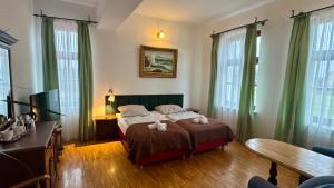 Łóżko lub łóżka w pokoju w obiekcie HOTEL - Pałac Słonowice