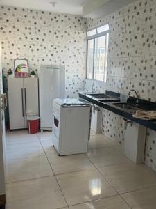 a kitchen with white appliances and a counter top at Próx Arpt Confins, 15MIN BH Centro, Cid Galo , Mega Space in Vespasiano +11 photos