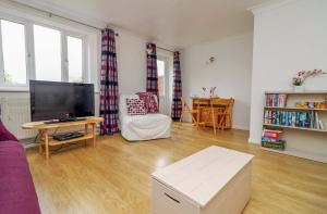 Μια τηλεόραση ή/και κέντρο ψυχαγωγίας στο Delightful Home Great Location In Gloucester Quedgeley By StayStaycations +19 φωτογραφίες