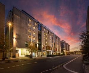 un edificio al costado de una calle por la noche en Clayton Hotel Cambridge, en Cambridge