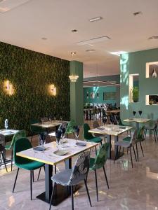 un ristorante con tavoli e sedie e una parete verde di Casa Diana Golf a Murcia Altre 72 foto
