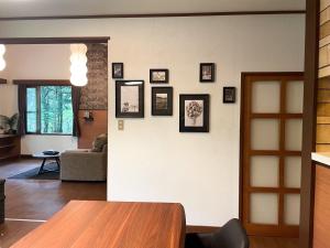 Predel za sedenje v nastanitvi シュネール北軽井沢