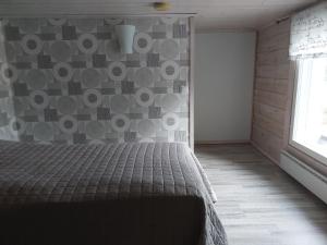a bedroom with a bed and a wall with circles at Rinnelehto in Jämsä +13 photos