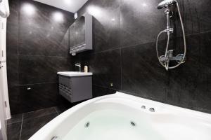 Koupelna v ubytování Dodona ApartHotel in Prishtina