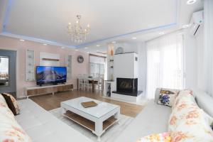 TV a/nebo společenská místnost v ubytování Dodona ApartHotel in Prishtina
